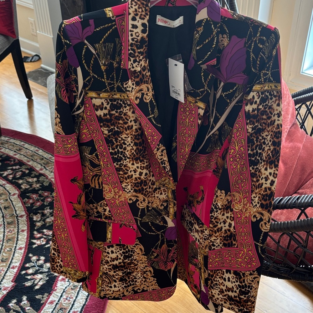Elegant Patterned Blazer with Pink and Black Accents